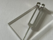 Load image into Gallery viewer, Biosonics Tuning Fork OM 136.1 Hz 音叉 OM 136.1 頻率